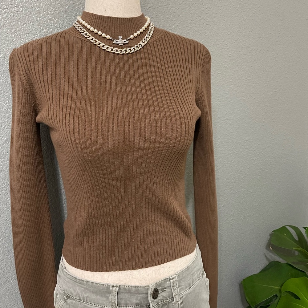 Brandy Melville brown turtleneck never worn in perfect condition